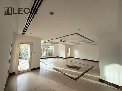 شقة فاخرة بخمس غرف نوم مع حديقة ومسبح خاص في أم سقيم
