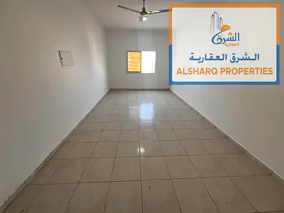استوديو بمساحة كبيرة وتقسيمات ممتازة، يتميز بمطبخ شبه منفصل وخزائن بالحائط وإطلالة ممتازة