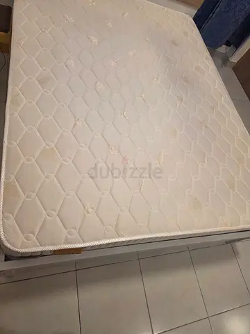 queen mattress in excellent condition - medium firm rarely used