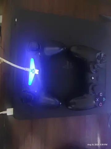 Ps4 slim 2 controllers