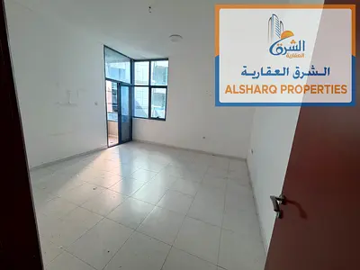 شقة غرفة وصالة بمساحة كبيرة جداً داخل أبراج الفالكون، في موقع حيوي قريب من جميع الخدمات، مع سهولة الوصول إلى الشارقة ودبي.