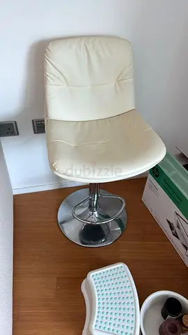 Cream swivel 4 pieces bar stool with chrome base - gently used