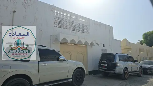 For sale: House in Al-Qadisiyah with 3 bedrooms, living room, majlis, and kitchen. Area: 2500 sq ft. Currently rented for 40,000. Asking price: 600,000 (negotiable).