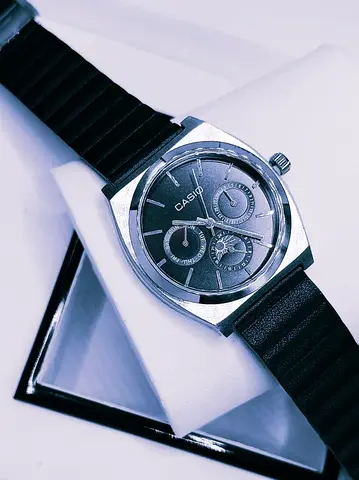 Casio men's analog watch with black strap — good working condition