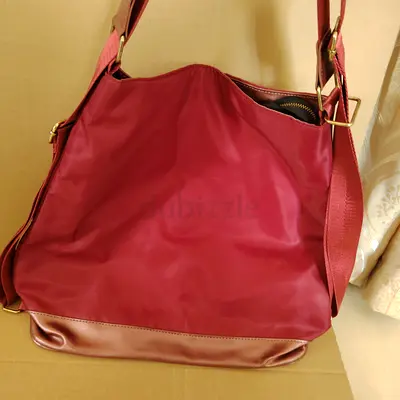 Red shoulder bag with adjustable strap - good condition