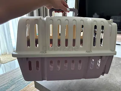 Plastic Pet Carrier Crate - Small/Medium, perfect Condition used one time brand new condition