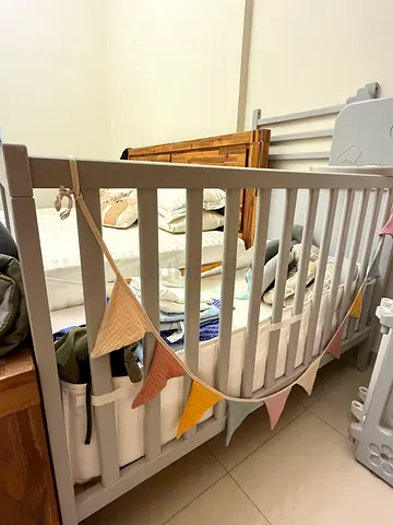 Good as new baby cot-bed (adjustable)