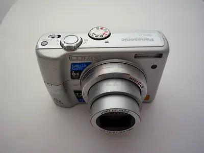 Panasonic Lumix 7.2MP Compact Camera with 6x Optical Zoom (Silver) - Good Condition