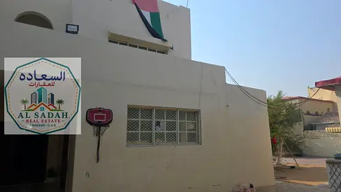 للبيع فيلا دورين في القراين 2 في 5 غرف وصالة ومجلس وملحق في مطبخ غرف خادمة وستور مساحة 17000 قدم شارع رئيسي مطلوب في 3400000 مليون