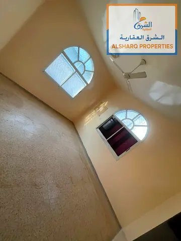 فيلا في الروضه مساحات واسعه وباركن لسيارات _ 8 غرف و9حمامات _ تقسيمالت مميزه _ مضيئه بالكامل