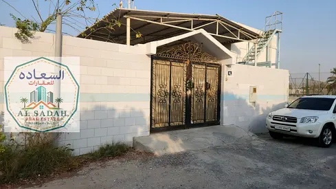 للبيع بيت زواية في القادسية بيت قسمين اول قسم في 4 غرف وصالة ومجلس ومطبخ قسم ثاني في 6غرف وصالة ومجلس ومطبخ مساحة 8000 قدم البيت شارع قار وقريب على الحديقه موجر 90000 الف في عدادين الكهرباء والماء مطل