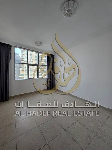 غرفتين وصالة للإيجار السنوي في التعاون الشارقة بالقرب من كورنيش الخان ومخرج دبي غرفة ماستر استور موزع بلكونة واسعة وباركينج مجاني السعر 55000 درهم