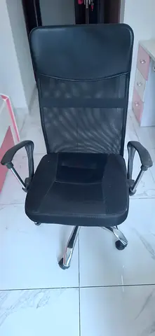 Black ergonomic office chair, adjustable height, with mesh back, good condition
