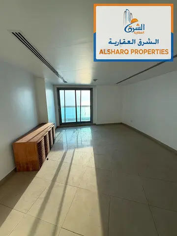 فرصة مميزة للإيجار السنوي في برج الكورنيش على كورنيش عجمان. شقة غرفتين وصالة نموذج 01 بمساحة 2,295 قدم²،