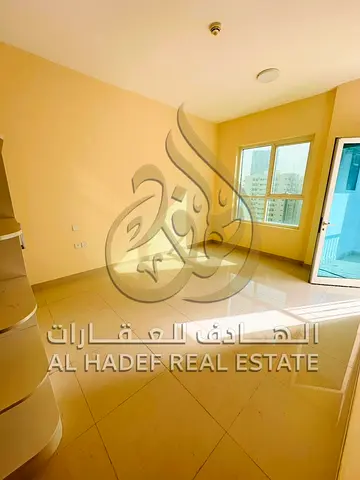 شقة غرفتين وصالة للإيجار السنوي في التعاون الشارقة | تاور عائلات | 2 حمام وبلكونة وخزائن حائط | باركينج وصيانة مجانية | دفعات 4 أو 6 | تأمين كاش 5% أو