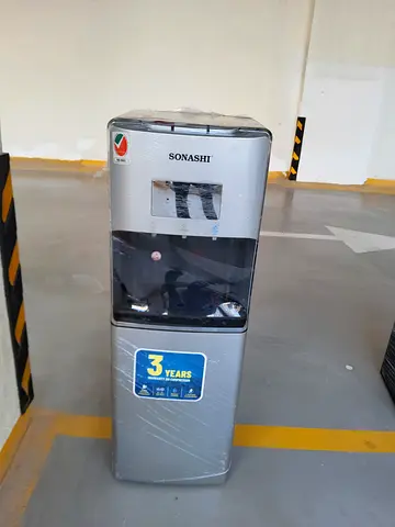 Bottom load water dispenser