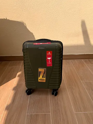 Aristocrat Small green hard-shell suitcase with spinner wheels