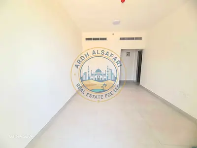 شقة جديدة واسعة مكونة من غرفة نوم واحدة مع خزائن ملابس وشرفة