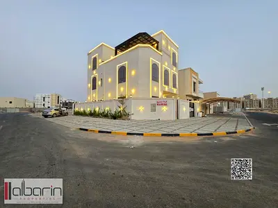 فيلا أنيقة بواجهتين من الحجر الخاص مع سور خارجي حجري مزدوج التصميم