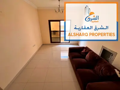 غرفة ماستر 2 حمام مساحة كبيرة بلكونة بإطلالة مفتوحة خزائن بالحائط تكييف وتبريد مركزي