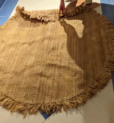 Round natural jute rug with fringe - good used condition