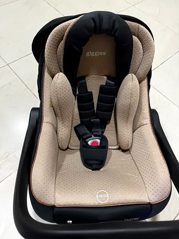 Infant rear-facing car seat / baby carrier - good condition