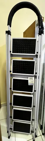 5-Step Folding Aluminium Ladder with Non-Slip Pads - very Good Condition