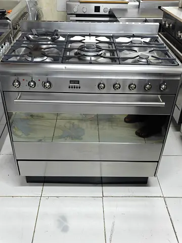 Smeg 90 cm top gass oven electric range new model slightly used