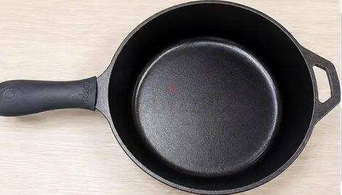 Lodge Cast Iron Skillet with Silicone Handle Holder (seasoned)