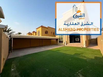 فيلا مميزة للإيجار السنوي في منطقة المويهات 1، بموقع هادئ وقريب من مسجد وشارع الشيخ محمد بن زايد، مما يوفر سهولة الوصول إلى دبي والشارقة. تتميز بمساحا