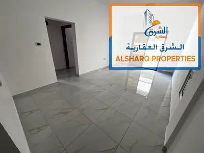 غرفه ماستر وبلكونه وخزانات في الحائط تقسيمات ممتازه وشقه مضيئه ببلكونه إطلاله ممتازه