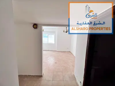 غرفة وصالة في الحميدية، حمام واحد وتكييف مركزي وصيانة على المالك للعائلات.
