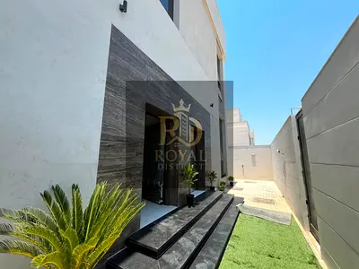 للبيع  بسعر مغرى  فيلا 5 غرف ماستر|| مجلس و2صاله+غرفة خادمة ومطبخ كبير  || تشطيبات راقية || تتملك حر || بالقرب من الخدمات.