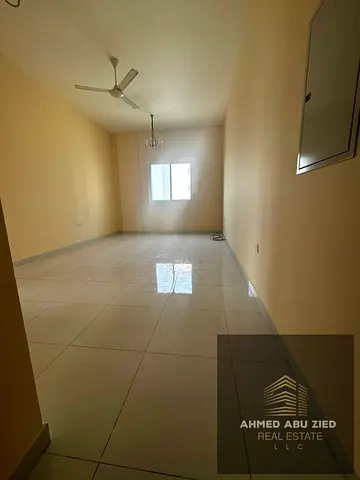 شقة غرفتين وصالة بمساحات مريحة وتصميم عملي، مناسبة للعائلات، مع غرفة ماستر وخزائن بالحائط و3 حمامات ومطبخ.