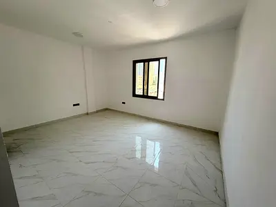 استوديو أول ساكن، مطبخ منفصل ومساحة كبيرة وتكييف مركزي بـ23 ألف.