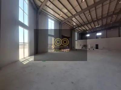 🏭 مستودع / شبرة للإيجار السنوي في أم القيوين | 13,200 قدم² | كهرباء 200 KW قابلة للزيادة حتى 500 KW | 565,000 درهم