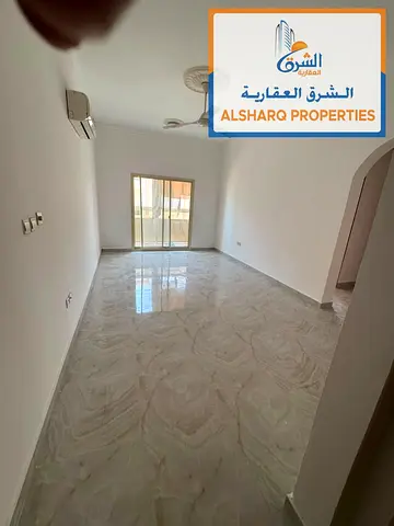 غرفتين وصاله مساحه كبيره 2 حمام بنايه جديده وعائلات قريبه من جميع الخدمات