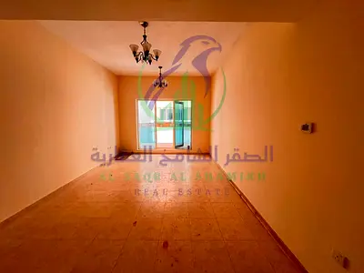 شقة غرفة وصالة للإيجار في التعاون الشارقة على شارع الوحدة بلكونة غرفة ماستر حمامين خزائن بالحائط وتكييف مجاني