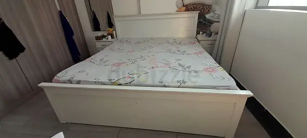 KING SIZE WOODEN BED WITH MATTRESS