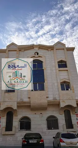 للبيع بناية في المصلى ارض اول في 5غرف وصالة ومطبخ 2 استويود العمر 4 سنوات الدخل 880000 الف واذا المشتري يريد البنايه نسلمي اياها فاضيه مطلوب في 2400000 مليون