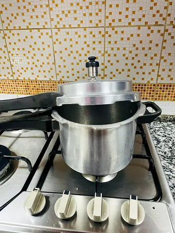 Used aluminum pressure cooker with lid and safety valve - 3L
