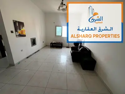 Un appartement spacieux d'une chambre avec salon, comprenant une chambre principale et deux salles de bains, avec des agencements excellents et des fi