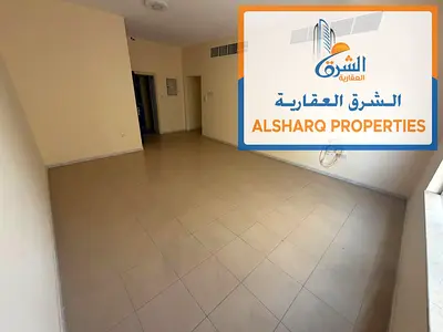 شقة غرفتين وصالة على كورنيش عجمان، ثاني صف من الكورنيش، إطلالة بحرية، بلكونة، 2 حمام، مساحة واسعة، موقع مميز على الكورنيش.