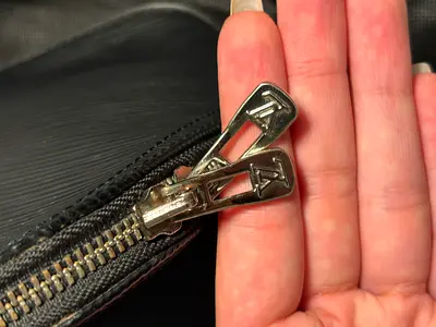 LV Epi Alma PM in black