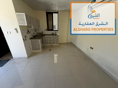 استديو مساحة كبيرة جدا _ تاني بناية علي الكورنيش مباشرة _ تكييف سبليت _ موقع مميز بالقرب من جميع الخدمات _ 3 دقايق مشي للبحر