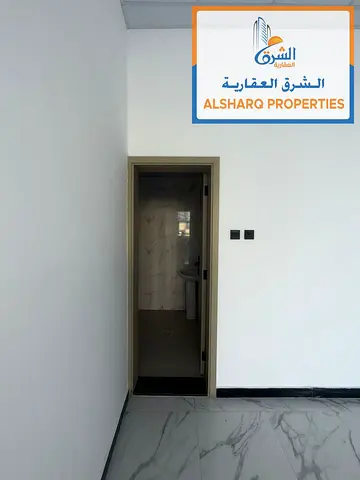 Brand new shop – first tenant. A mezzanine level is possible; staircase construction is at the tenant's expense. With a clear storefront and excellen