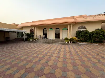 فيلا طابق أرضي مع حوش كبير مع عدد 3 ملاحق غرفتين وصاله قريبه من جامعه عجمان والمحكمه والمدارس