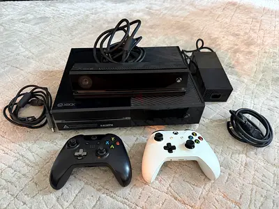 Xbox One edition console bundle with Kinect, 2 controllers and power/HDMI cables