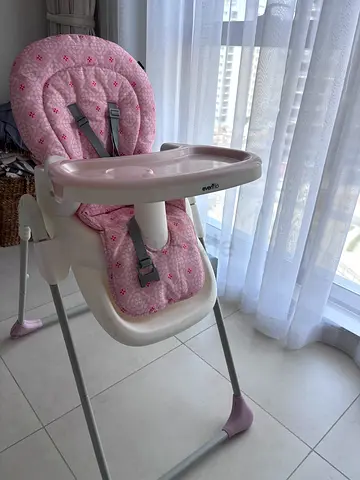 Pink baby high chair with tray - good condition