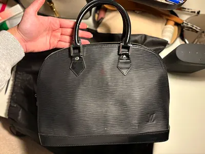 LV Epi Alma PM in black
